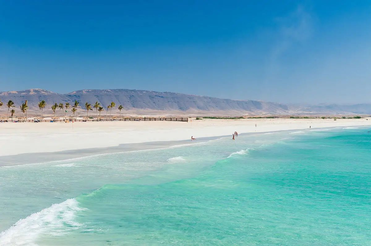 Salalah hosszú fehér homokos partja a Dhofar-hegyekkel